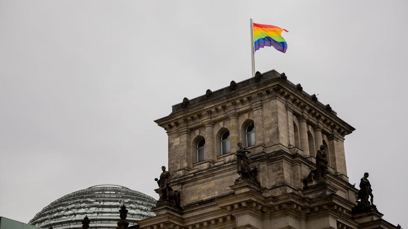 Christopher Street Day: Klöckner bleibt dabei: Regenbogenflagge nicht beim CSD