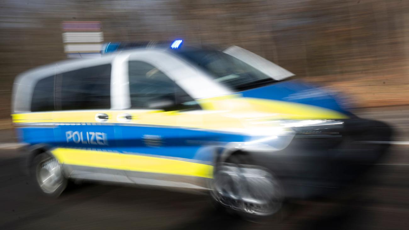 Unfall: Mann landet mit Auto in Tür von Schnellrestaurant