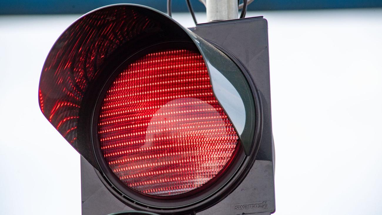 Unfallflucht: Auto fährt bei Rot über Ampel – Frau verletzt