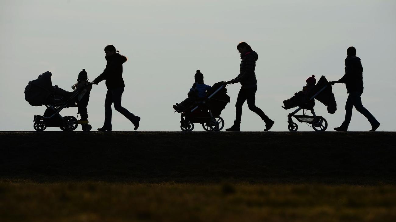 Kinder und Sorgearbeit: Mütter deutlich seltener berufstätig als Väter – kaum Wandel