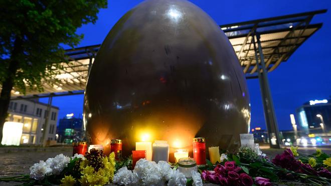 Gedenken an Opfer: Nach der Amokfahrt in Leipzig liegt im Neuen Rathaus ab Mittag ein Kondolenzbuch aus - Stadtoberhaupt Burkhardt Jung (SPD) und Sachsens Regierungschef Michael Kretschmer (CDU) legen am Nachmittag am Augustusplatz Blumen im Gedenken an die Opfer nieder.