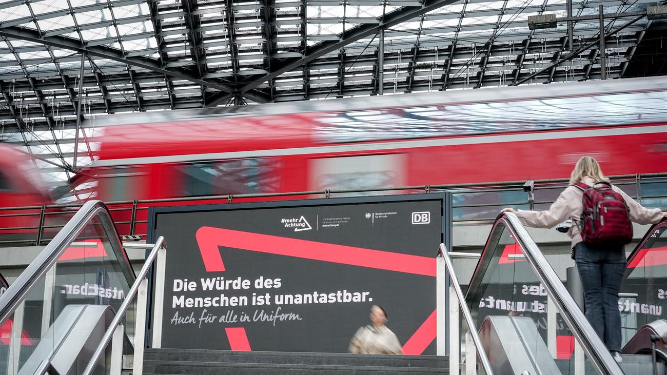 In Zügen und an Bahnhöfen: Nach Tod von Zugbegleiter - Plakate für mehr Respekt
