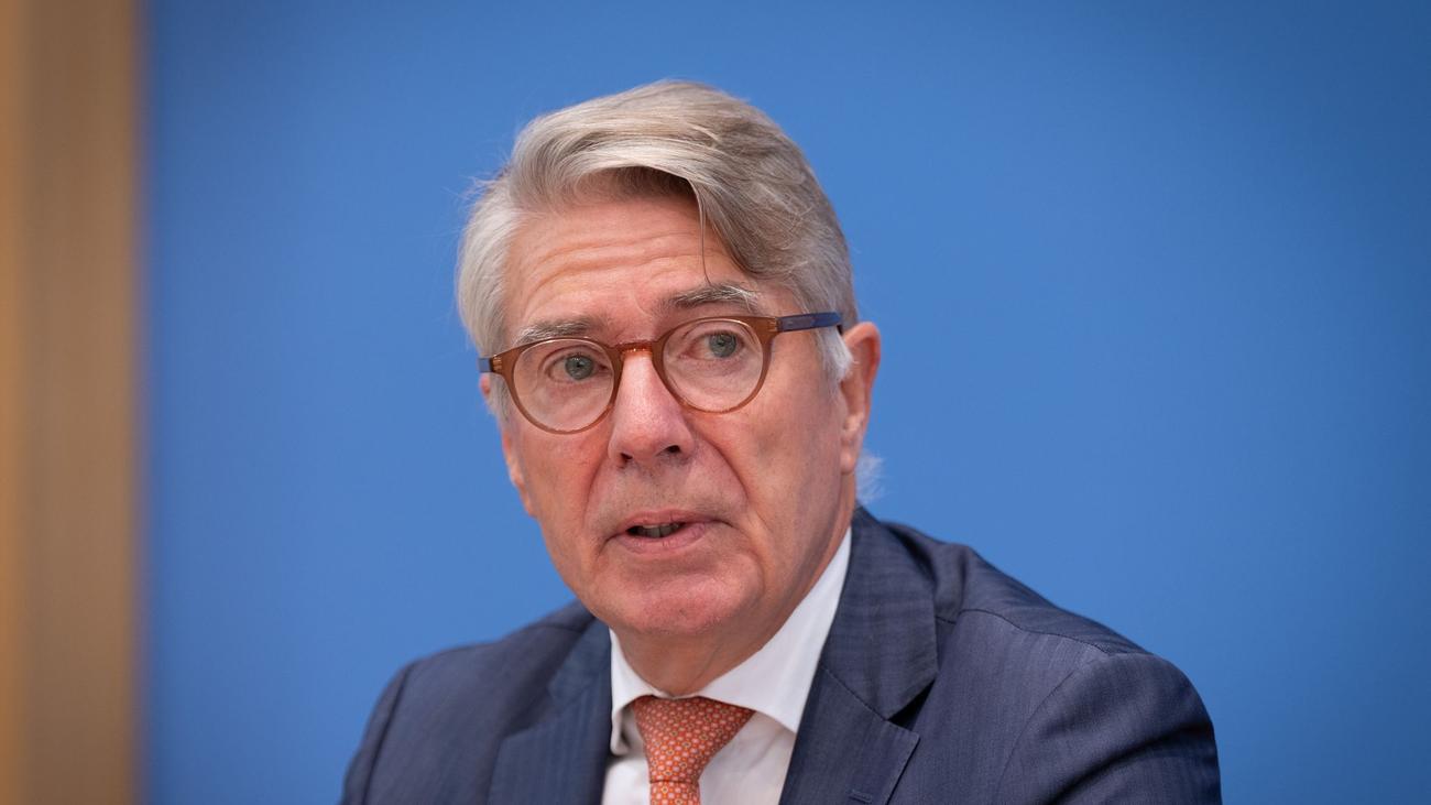 Arzneihersteller: Pharmabranche: Warkens Sparpaket bedroht Arznei-Standort