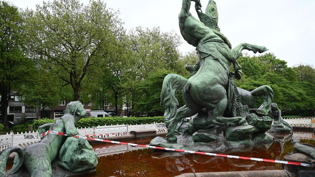 Kurioses: Rotes Wasser in Brunnen am Altonaer Rathaus