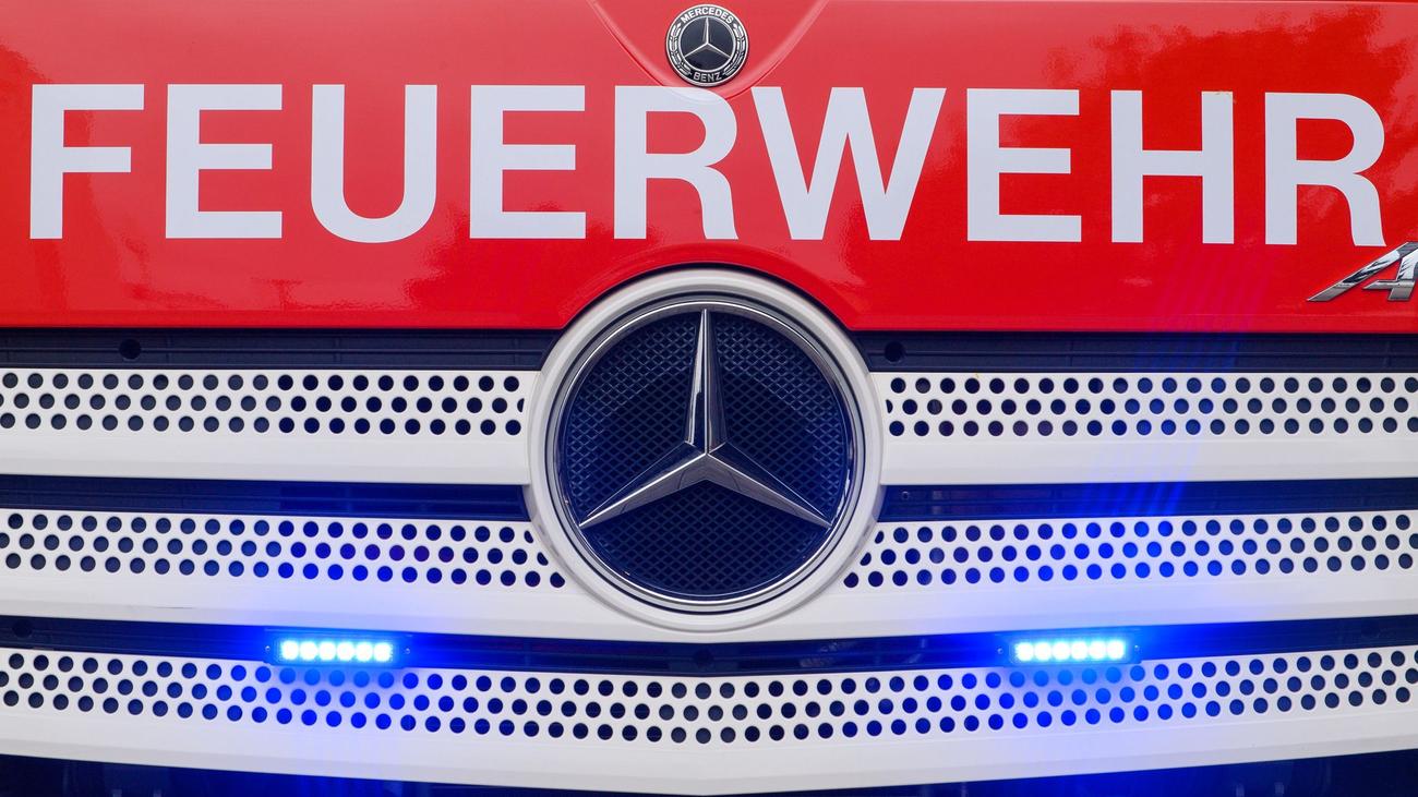 Brände: Sperrmüll brennt: Großeinsatz auf Rüdersdorfer Firmengelände