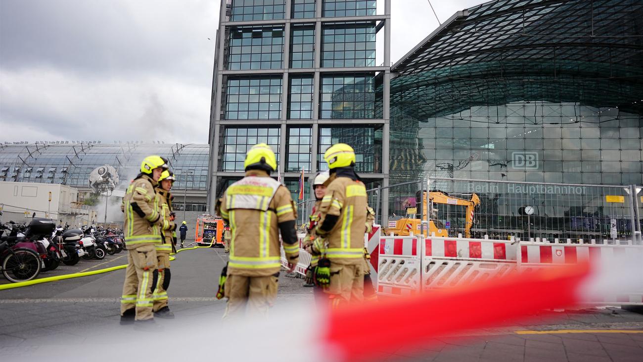 Feuer: Viel Rauch über Berliner Hauptbahnhof - Müllbehälter brennt