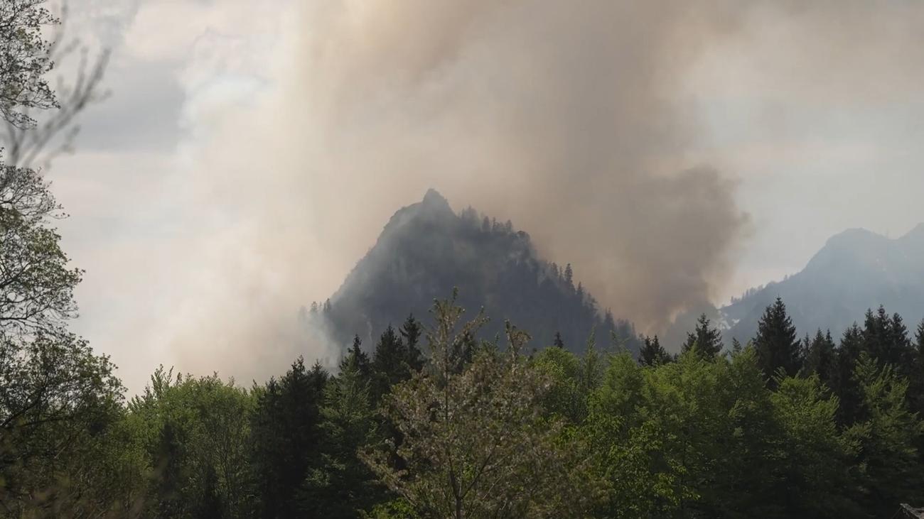 Feuerwehreinsatz: Waldbrand am Berg – Bundeswehrhubschrauber soll helfen