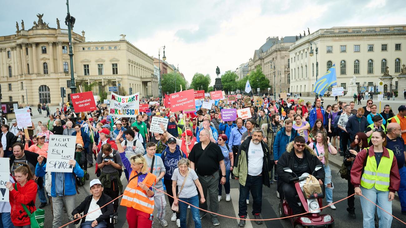 Soziales: Zahlreiche Menschen demonstrieren für Inklusion in Berlin