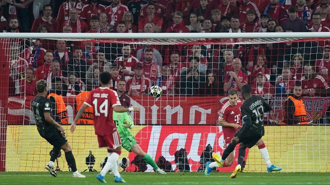 Champions League: Das 1:0 für Paris: Der Ex-Dortmunder Ousmane Dembele (r) trifft in München.