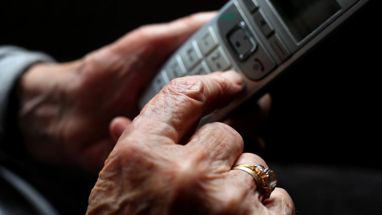 Falscher Polizeibeamter: 70-Jährige übergibt Hunderttausende Euro an Betrüger
