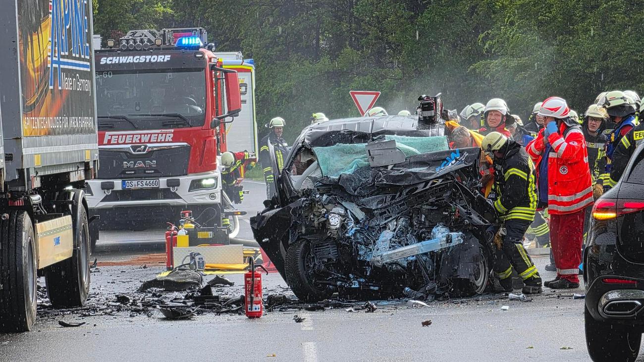Verkehrsunfall: Auto kollidiert mit Lkw - Fahrer lebensgefährlich verletzt