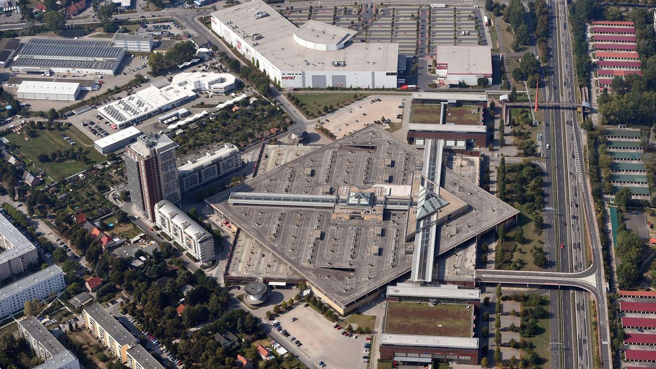 Feuerwehr: Feuer auf Dach von Möbelhaus in Potsdam gelöscht