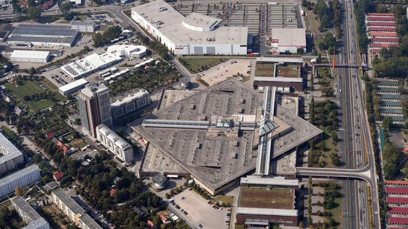Feuerwehr: Feuer auf Dach von Möbelhaus in Potsdam gelöscht