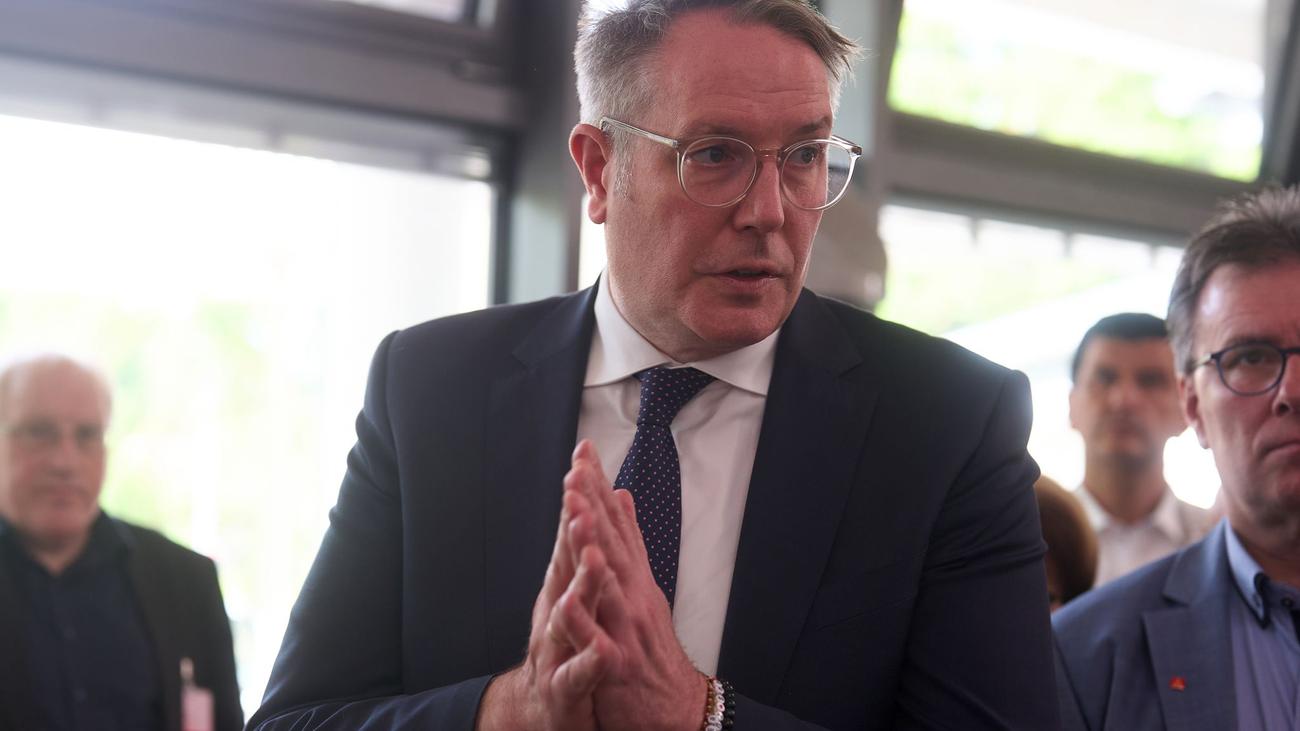 Karrieren: Noch-Regierungschef Schweitzer zum Fraktionschef gewählt