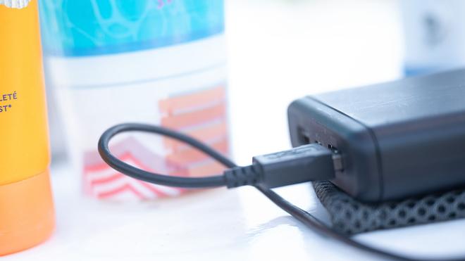 Brand: Eine Powerbank hat einen Feuerwehreinsatz an einer Berufsschule in Albstadt ausgelöst. (Symbolbild)