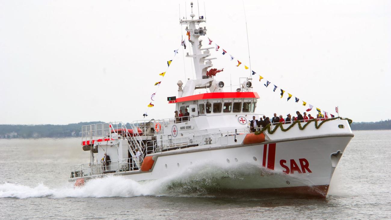 Ostseeküste: Seenotretter befreien Fahrgastschiff aus einer Untiefe