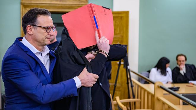 Tod bei Verfolgungsjagd: Der Angeklagte soll mit einem Auto einen Polizisten getötet haben. (Archivbild)