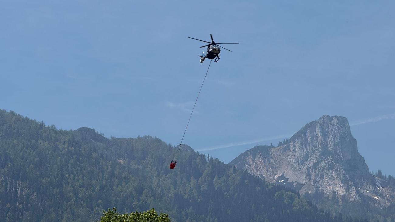 Hubschrauber im Löscheinsatz: Waldbrand am Saurüsselkopf - keine Entwarnung