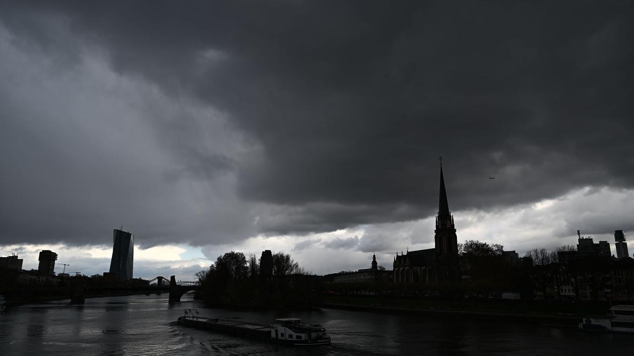 Vorhersage: Wechselhaftes Wetter: Viel Regen in Hessen erwartet