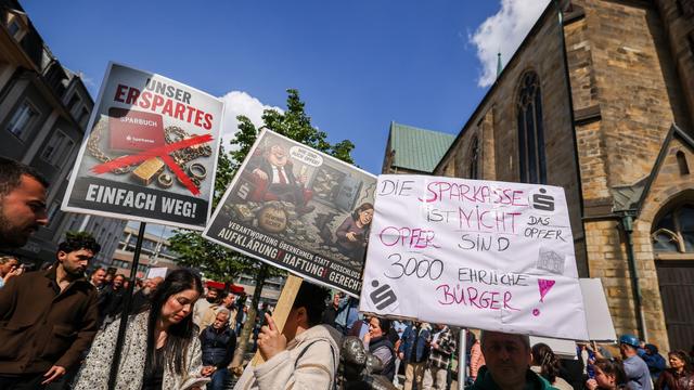 Sparkassen-Einbruch: Demo nach Millionen-Coup – Kunden fordern Geld zurück