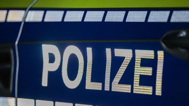 Kriminalität: Die Polizei überwältigte den Jugendlichen zuhause - eine tatsächliche Bedrohungssituation konnten die Beamten nicht feststellen. (Symbolbild)