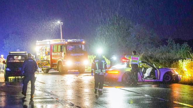 Mehrere Autos: Zwei Menschen verloren bei dem Unfall ihr Leben. (Symbolbild)