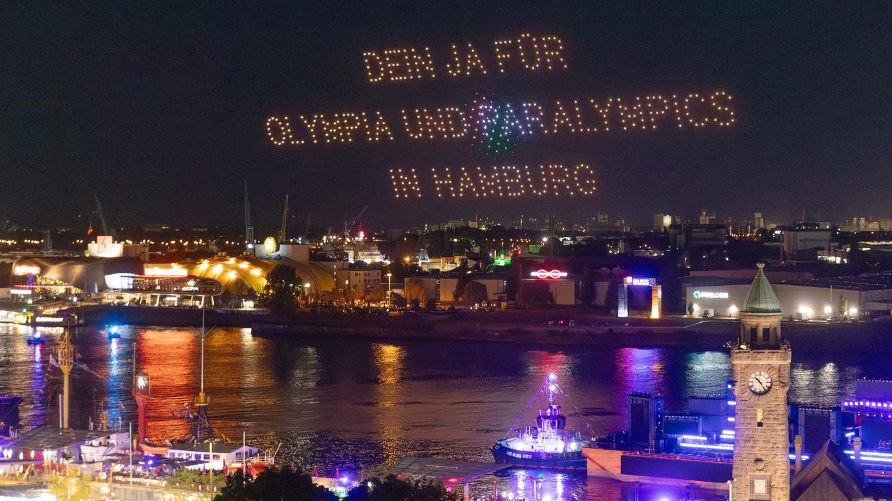 Maritimes Volksfest: 1.100 Drohnen über dem Hamburger Hafenbecken für Olympia