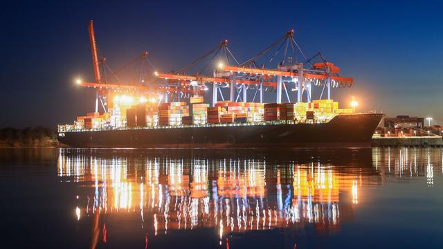 Arbeitsunfall: Arbeiter stürzt auf Containerschiff mehrere Meter tief