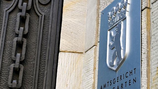 Konten geplündert: Bankkarten aus der Post gefischt? Angeklagter schweigt