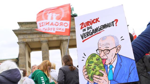 Am Gedenktag: Berliner Schüler protestieren gegen Wehrpflicht