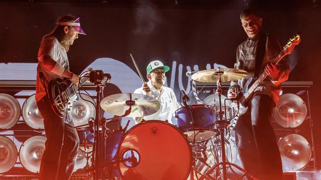 Fotografie: Sänger Peter Brugger (l-r), Schlagzeuger Florian Weber und Bassist Rüdiger Linhof von der deutschen Indie-Rock-Band "Sportfreunde Stiller" spielen zum Auftakt ihrer Tour "30 wunderbare Jahre" in der Heinrich-Lades-Halle in Erlangen.