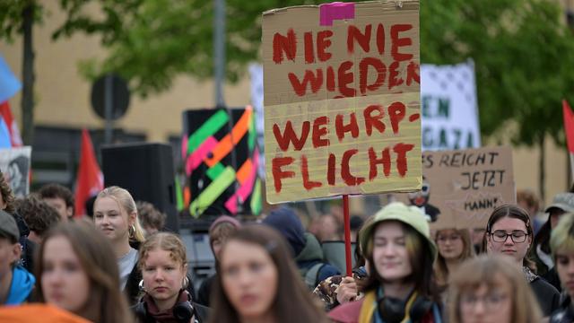 Demos am Gedenktag: Brandenburger Jugendliche protestieren gegen Wehrpflicht