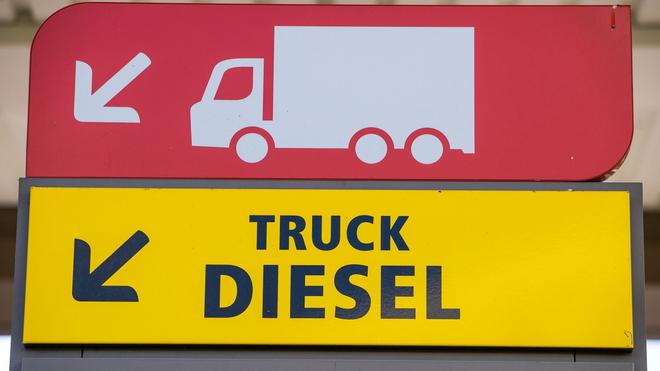Diesel-Klau: Die Diebe zapften 500 Liter Diesel aus dem Lastwagen ab. (Symbolbild)