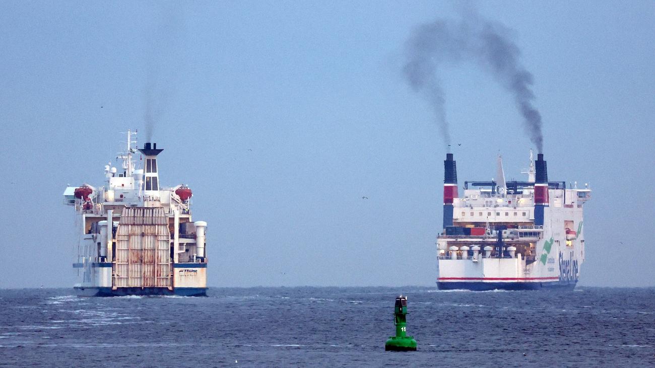 Öl im Maschinenraum: Feuer auf Fähre in Rostocker Hafen ausgebrochen