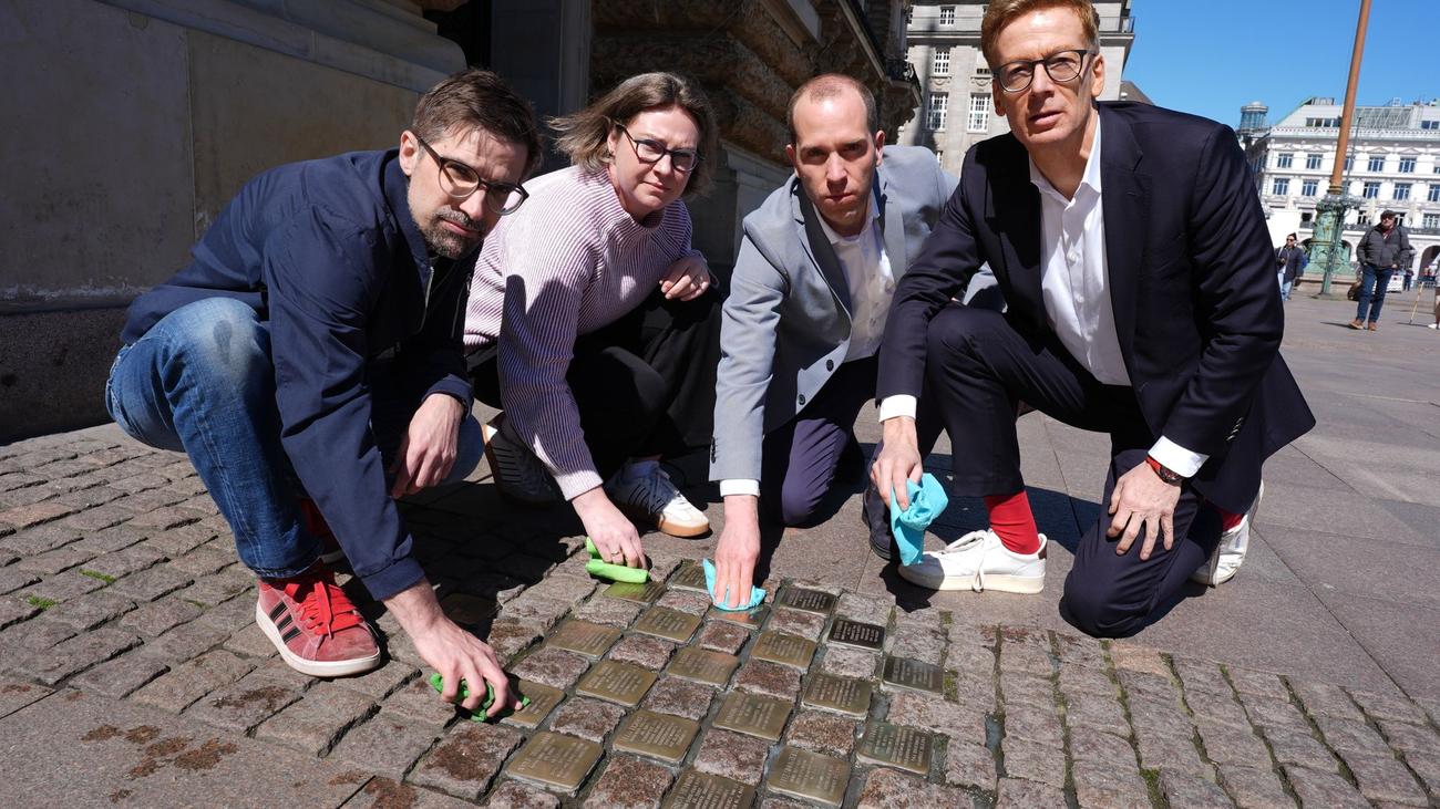 81. Jahrestag des Kriegsendes: Fraktionschefs reinigen Stolpersteine vor Hamburger Rathaus