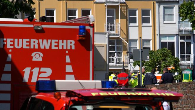 Großeinsatz: Rettungswagen, Polizisten und Polizeifahrzeuge stehen in der Nähe des Einsatzortes.