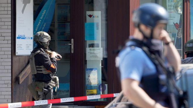 Großeinsatz: Einsatzkräfte sind mit einem Großaufgebot vor Ort.