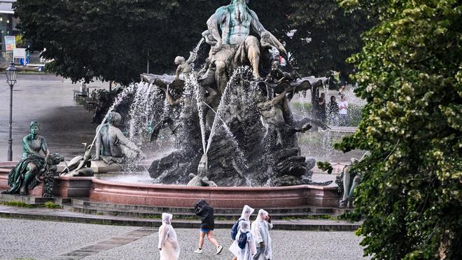 Denkmäler: Der Neptunbrunnen vor dem Roten Rathaus wird saniert. (Archivbild)