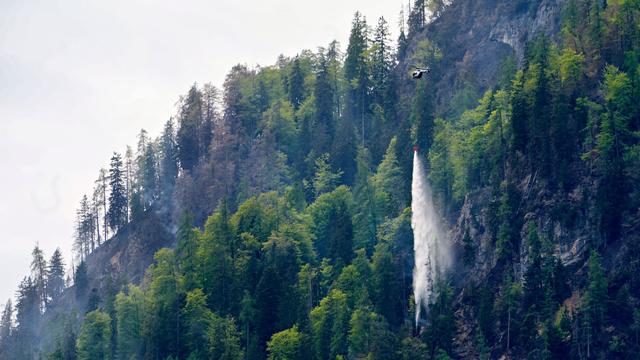 Waldbrand: Nur einzelne Flammen in der Nacht am Saurüsselkopf