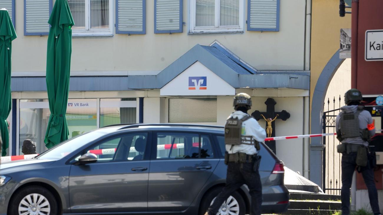 Großeinsatz in Sinzig: Polizei: Wohl keine Kunden unter Geiseln in Bankfiliale