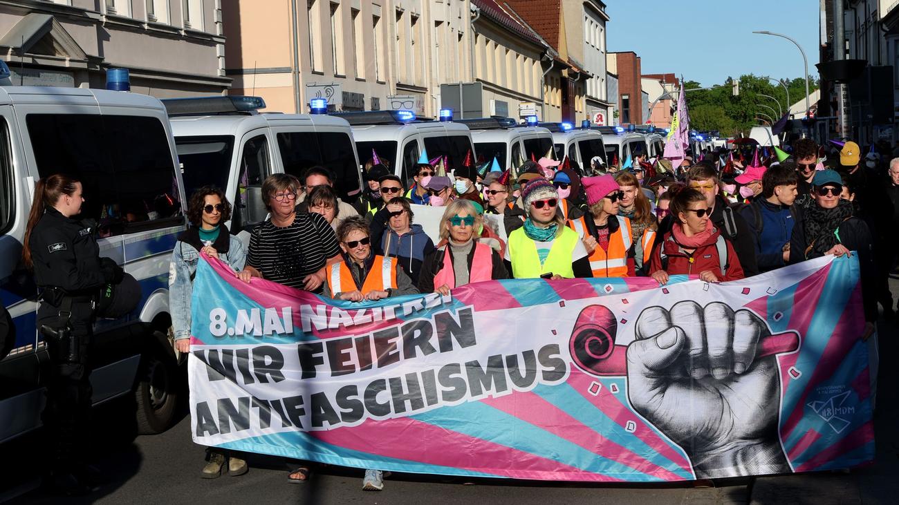 Proteste: Rechtsextreme deutlich in Unterzahl bei Aufmarsch in Demmin