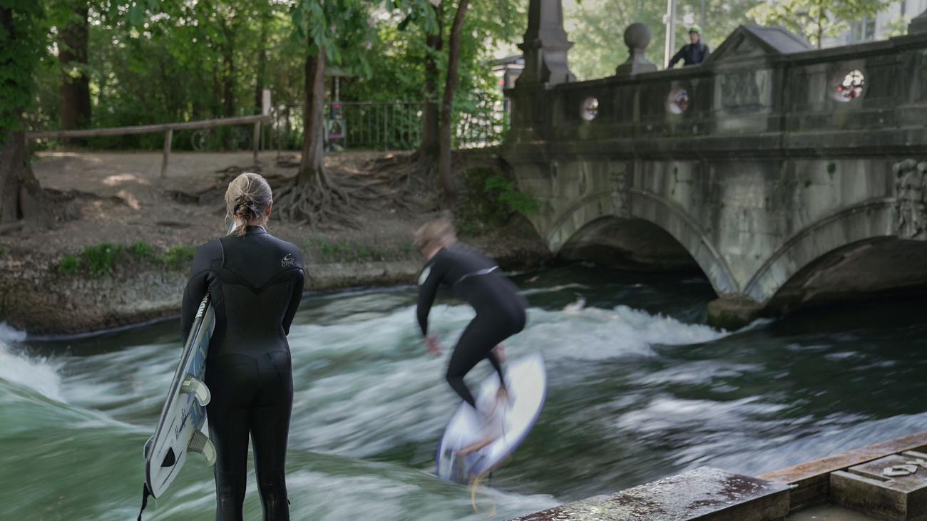 Unter neuem Oberbürgermeister: Surfen auf der Münchner Eisbachwelle wieder erlaubt