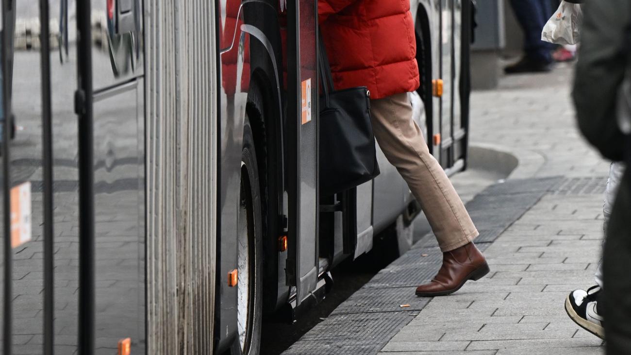 Nach Busausstieg: Zwölfjähriger läuft auf Straße – lebensgefährlich verletzt