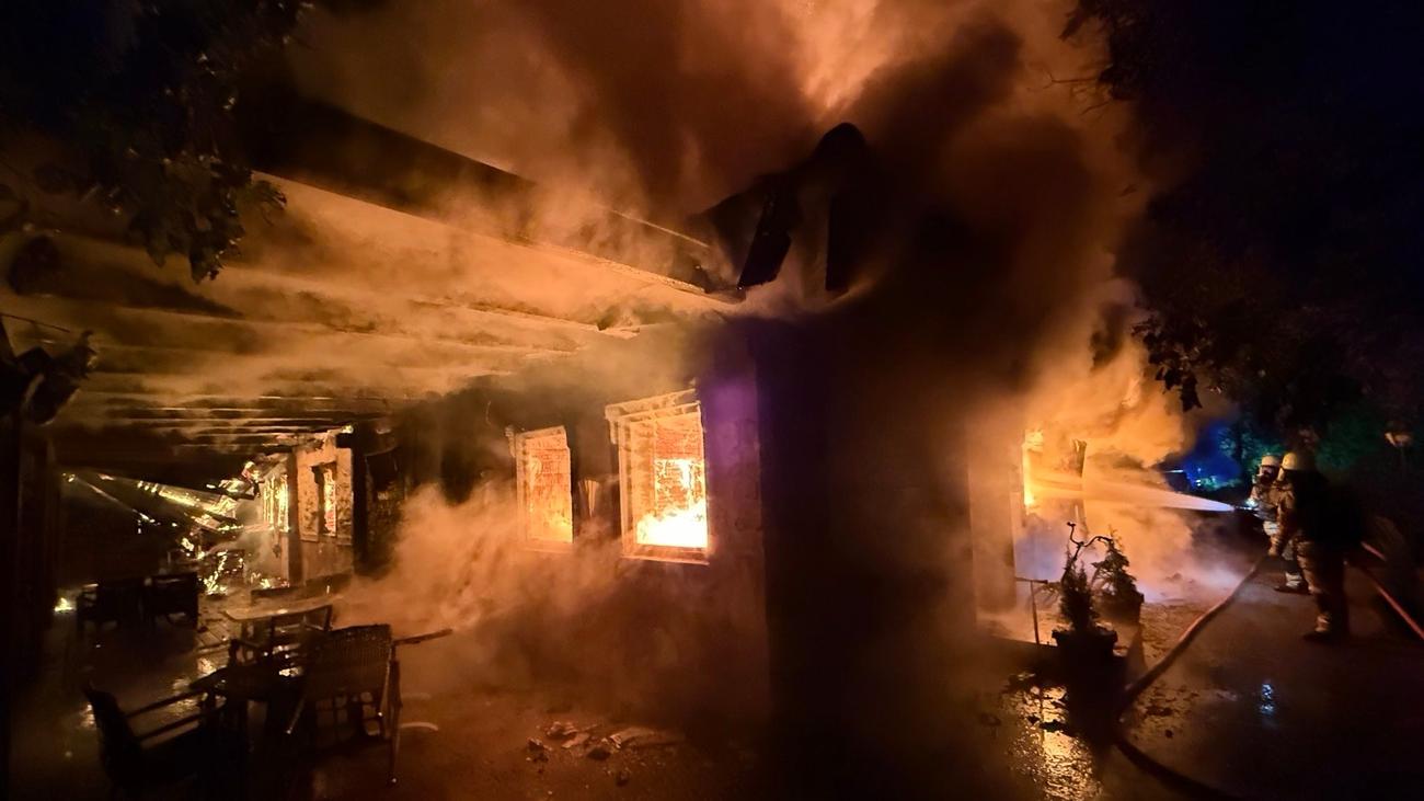 Brand in geschlossenem Lokal: Feuer zerstört Gaststätte – 300.000 Euro Schaden