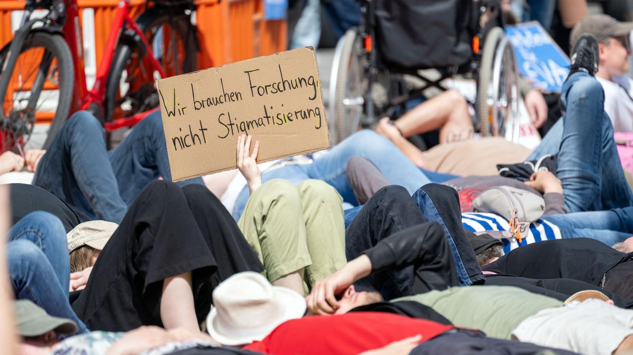 ME/CFS-Erkrankung: Liegend-Demos in Bayern – Mehr Hilfe bei Krankheit gefordert