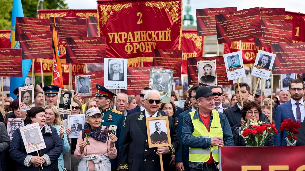 Teils gegen Auflagen verstoßen: Russischer Botschafter nimmt an Gedenkmarsch in Berlin teil