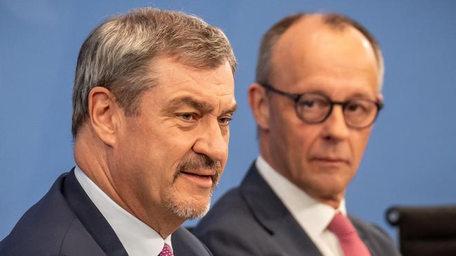  Bayerns Ministerpräsident Markus Söder (l. CSU) bei einer Pressekonferenz mit Bundeskanzler Friedrich Merz (CDU) nach dem Koalitionsausschuss im April. (Archivbild)