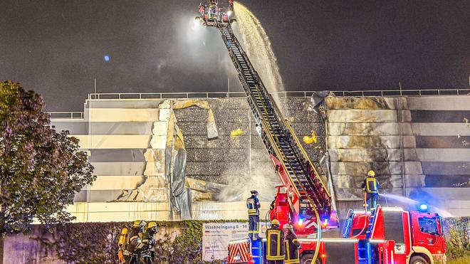 Brände: Der Brand der Fassade einer Lidl-Lagerhalle in Hüfingen hat einen hohen Schaden verursacht.