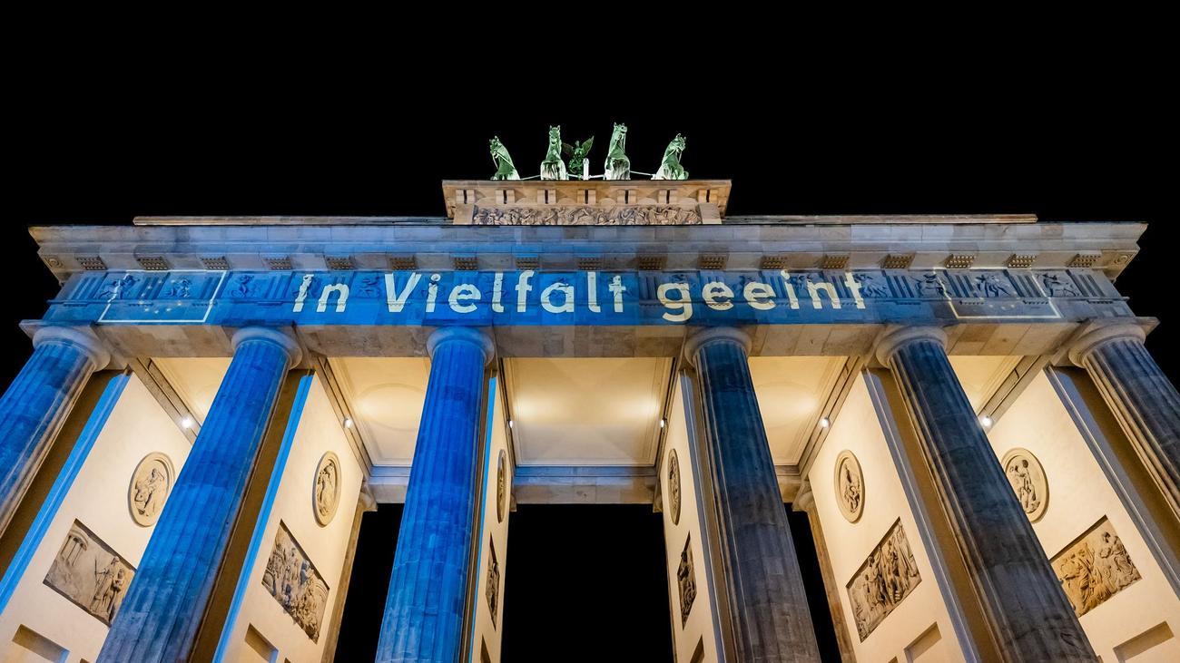 Wahrzeichen: Brandenburger Tor leuchtet am Europatag in EU-Farben