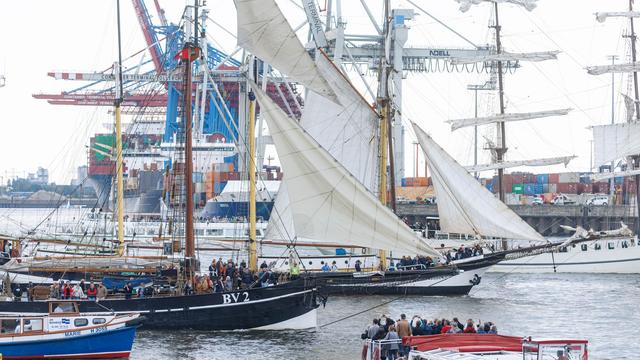 Partymeile an der Elbe: Drei Tage Hafengeburtstag enden mit bunter Schiffsparade